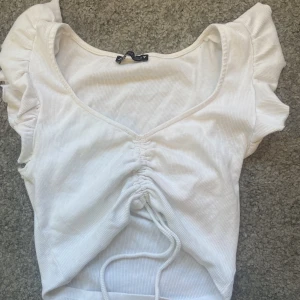 Topp från zara - En söt topp från zara! Använd ett fåtal gånger och är i bra skick. Jätte fin nu till sommaren. Storlek m men den är som en s❤️‍🔥