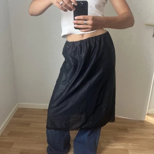 Silkeskjol - Kjol köpt på humana, aldrig använd 💞 Resår i midjan så väldigt stretchig passform🎀