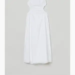 Hej! Jag är på jakt efter den här fina klänningen från HM i storlek XS/S. Den kan vara svart eller vit. Artikelnr. 1004820004. Tack på förhand :)
