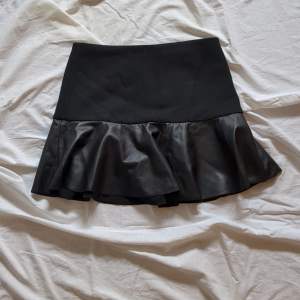 Svart kjol, bra skick , från Zara i storlek S! Pris går att diskutera 