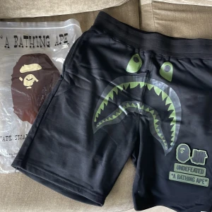 BAPE shorts - BAPE shorts som aldrig blev använda då jag inte tyckte om passformen. 