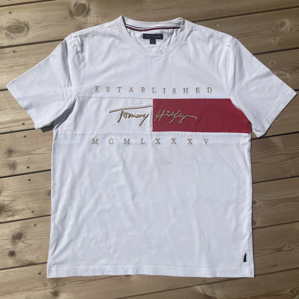 Hej! Säljer en riktigt snygg Tommy Hilfiger T-shirt i storlek L. T-shirten är använd ca en gång och är i tipp topp skick än. . T-shirts.