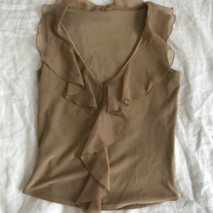 Brun topp  - Second hand topp i väldigt fint skick!