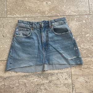 Ett par jeans som jag gjort om till en kjol 