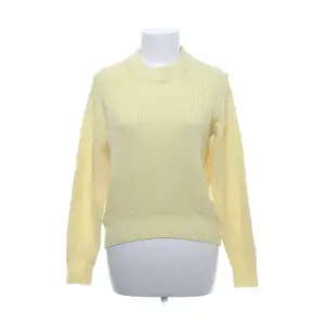 Säljer denna klar gula ribbstickade tröjan ifrån Veromoda. Den är väldigt mjuk och i super fint skick och utan tecken på användning. Passar XS-S (köpt ifrån Sellpy och därav bilden)