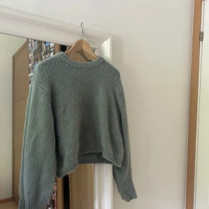 Stickad tröja - En otroligt fin stickad tröja från zara. Tröjan är i storlek XL men är väldigt liten i storleken och även croppad. Den är för liten för mig men mina kompisar som har storlek XS-M har lånat den och då har den passat galant. 