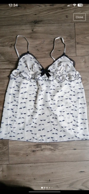 Fint linne med söta detaljer - Säljer detta fina linne i silkes material som både funkar som en fest topp men även som pyjamas linne💕