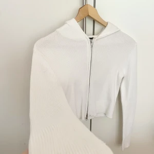 Huvtröja  - Jätte fin och söt croppad ”kofta” från Brandy Melville som jag köpte för typ 2 år sedan. Med en stor bekväm luva. Använd väldigt få gånger så den är i fint skick. Säljer pga att jag inte använder den. Köparen står för frakt!