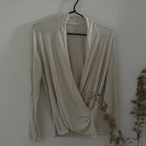 Tröja - En super skön tröja från esprit i storlek S säljer ganska dyrt pgr av att de är ett lite dyrare märke. Tröjan har inga defekter