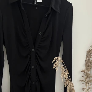 Klänning - En super fin klänning från hm som framhäver kurvor. Den är använd endast en gång och är i bra skick.