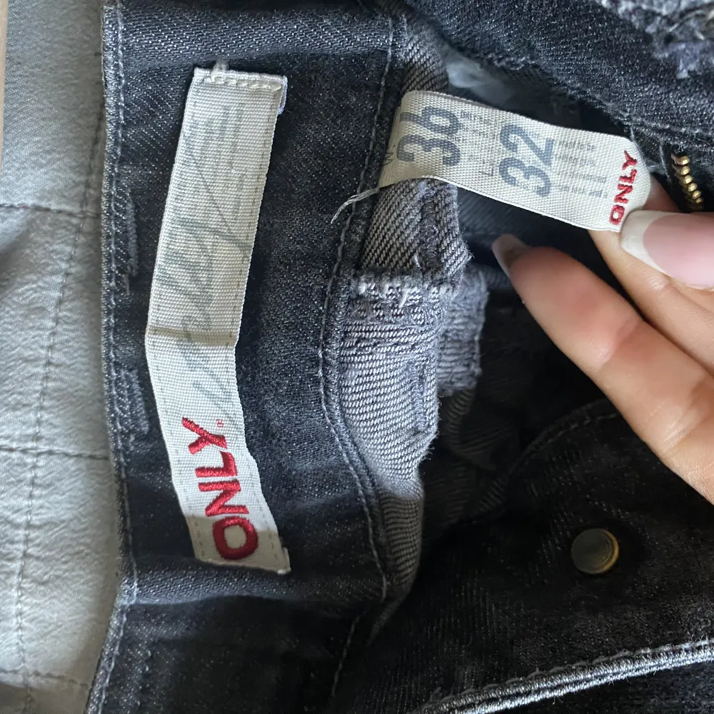 Säljer nu mina fina lågmidjade svarta jeans från only, dom är insydda ca 5 cm få dom var för stora. Säljer pga använder inte dom Skicka privat för mer bilder Köparen står för frakten . Jeans & Byxor.