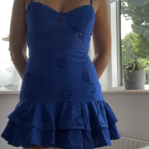 Blå klänning  - Blå kläning, oanvänd med prislapp på. 