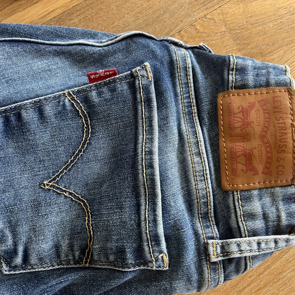 Levi’s jeans i modell 711 Skinny Knappt använda! Storlek 24W. Jeans & Byxor.