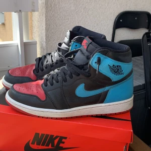 Jordan 1 UNC to Chicago - Jordan 1 UNC to Chicago  Stolek 46 (Womens 13.5) men passar även storlek 45. Inköpta i mitten av 2022 och har används måttligt sen dess. Box samt tagg ingår.   Skicka gärna iväg ett meddelande om fler bilder önskas! Kan mötas upp i Uppsala/Stockholm 