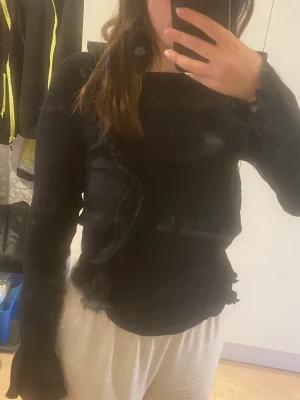 Svart tröja - Svart tröja med volanger längst sidorna passar både s och m pga att tyget är stretchigt