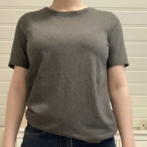 Grå t-shirt - Mörkgrå t-shirt från Only. Sparsamt använd.