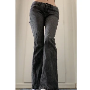 Lågmidjade Jeans - Säljer mina älskade lågmidjade brandy Melville jeans🌺 Innerbenet: 79cm Midja: 84