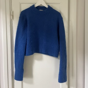 Blå stickad tröja - Tröjan är gjord av mohair och såldes för 799kr om jag inte minns fel (hittar den inte längre) men övriga mohair på hm kostar upp mot 1 200kr. Jag har använt den en gång och säljer eftersom den inte används för 299kr