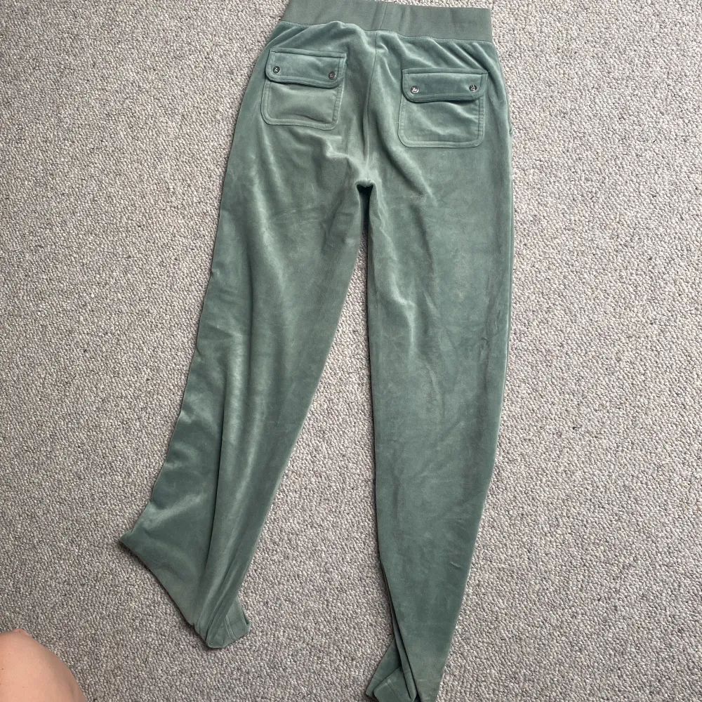 Här är ett par, gröna, nästan oanvända juicy byxor. ❤️pris kan diskuteras . Jeans & Byxor.