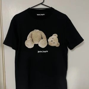 Palm Angels Kill The Bear T-Shirt - Storlek XS men passar större då den är lite oversized. Kommer med kvitto och tags från Illum i Köpenhamn. Sparsamt använd. Skickas med PostNord spårbart och försäkrat😊