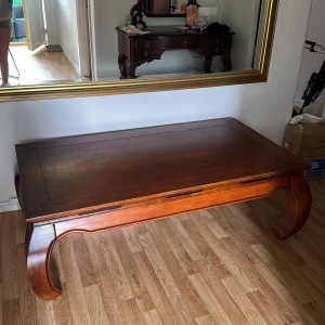 Modern brun bord - Ett jätte fint bord som är i bra skick. 