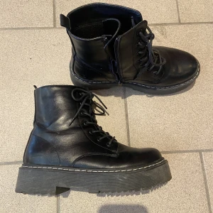 Svarta pumps i fake skinn - Säljer dessa asballa kängor/ pumps 🖤 supersnygga men kommer inte till användning, sparsamt använda. DM för frågor/bilder, köpare står för frakt 🚚 