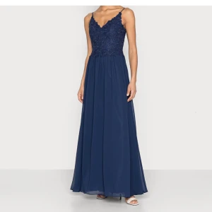 Blå långklänning  - En superfin blå långklänning i storlek 42. Brukar vanligtvis ha 38 men den var liten i storlek. Använt en gång på en studentbal Ordinariepris: 1575kr +köparen står för frakten 