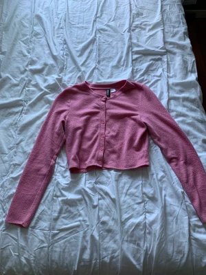 Kort top ifrån hm.  - Använd ett par gånger, materialet är bomull vilket syns, dock väldigt bekvämt och skönt material. Sitter som en magtröja. Nypris 100kr. 