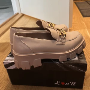 Loafers - Ett par beigea somriga, stilrena, snygga skor som passar till både vardags och till fest. Helt oanvända. Nypris 899 kr. 