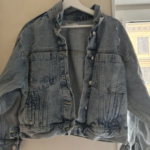 Jeansjacka  - Säljer den här snygga jeansjackan då den inte kommer till andvändning längre. Jättebra skick!!☺️