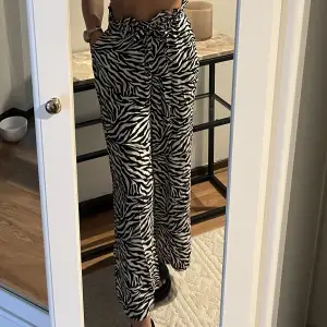 Zebra paperbag byxor med fickor 
