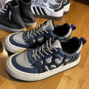 Eytys sonic suede - Eytys sko i modellen sonic suede. Använda men inga tydliga skador på skorna! Köptes för ett bra tag sen så kvitto medföljer inte, men orginalkartong ingår!