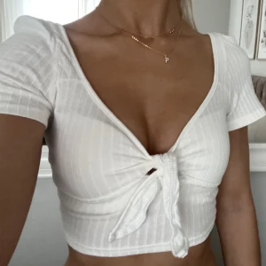 Vit croptop med knut - Vit croptop med knut , aldrig använd