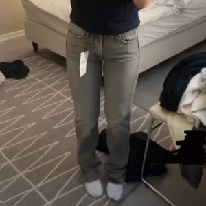 Jeans - Säljer mina snyggaste jeans som tyvärr inte kommer till användning längre då de blivit för stora. Jeansen har skit snygga slitningar vid ankeln och är köpta från zara i april för 399kr. Storlek 34 men funkar som en 36a. Skriv för fler bilder ❤️