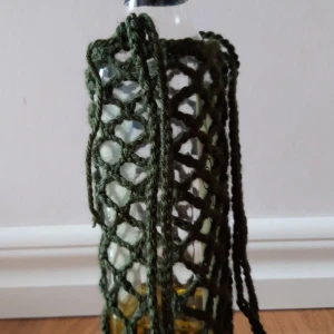 Virkad dryckeshållare  - Handgjord virkad dryckeshållare som kan hålla din vattenflaska. Det är 15 cm djup och axelbandet är ca 50 cm långt.