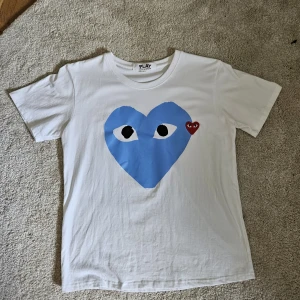 Cdg T-shirts - 2 cdg T-shirts köpta för 1500kr styck använda i 1 månad då dom är lite små i storleken så L passar mer som M