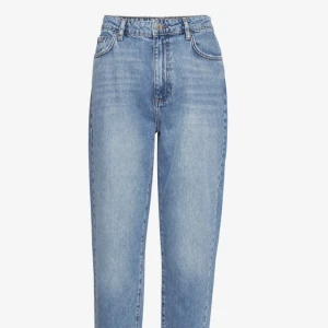 Ljusblåa jeans  - Ljusblåa jeans från Gina Tricot (Nyskick) i storlek 34❤️ för bara 65kr.   