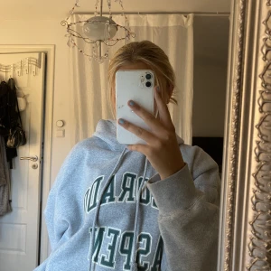 Hoodie med tryck - Så skön och snygg hoodie från brandy Melville! Köpte för några månader sen och använd 1 gång bara💕Är fortfarande i bra skick!