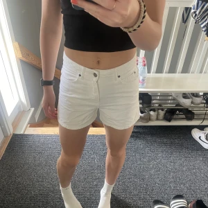 Jeansshorts - Vita jeansshorts. Ganska basic längd på dom. Sitter väldigt bra över midjan och är nästan lite stretchiga. 