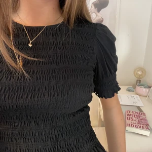 Topp - Söt blus/topp från & Other Stories i smockat material. Storlek XS. Frakt tillkommer