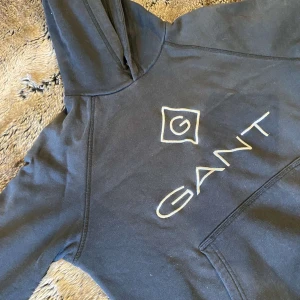 Gant hoddie  - Säljer denna hoddie då den är för liten, storlek 170/S kom privat för funderingar 