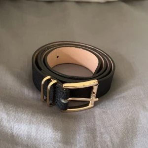 Bälte - Svart bälte med ett guld spänne