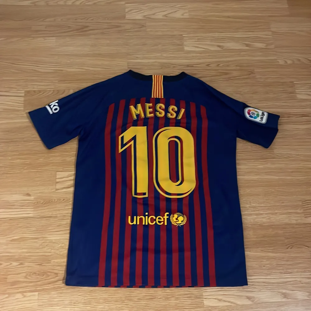 En fin Barcelona träningströja i sjukt bra skick, knappt använd. Messi på ryggen!💕Det står stl XL på tröjan men sitter perfekt för mig som brukar ha S!💕. T-shirts.