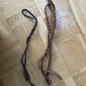 Flätade skärp  - Bruna flätade skärp i två olika längder, justerbara  30kr för båda 