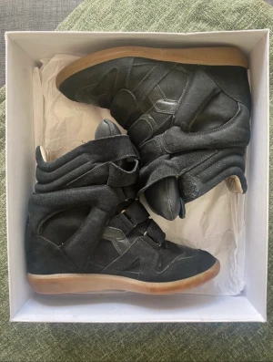 Isabel marant  - Hej säljer nu mina isabel marant skor erftersom ja inte använder de längre! De är i super bra skick och knappt använda! Skriv för frågor🫶🫶