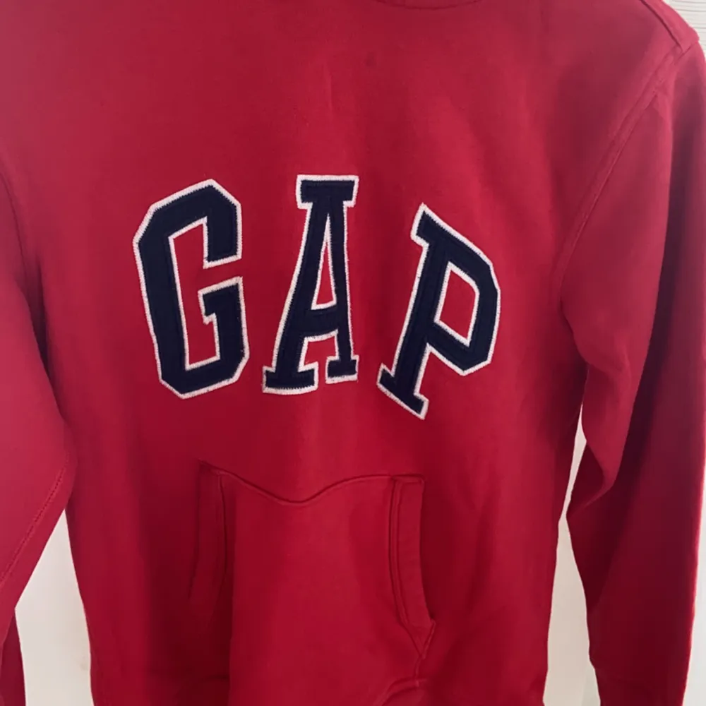 Fin Gap hoodie köpt i vintage butik. Oklar storlek men sitter som storlek S💕. Hoodies.