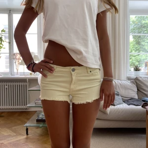 Gula låg midjade jeans shorts  -  Säljer dessa super snygga låg midja det är jeans shorts🥰