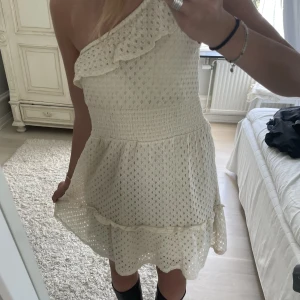 One-shoulder klänning  - Jättefin one-shoulder klänning i vitt⚡️⚡️⚡️