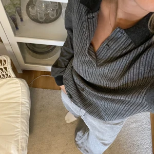 Grå tröja  - Grå oversized tröja. Passar XS-S. Fraktar :)