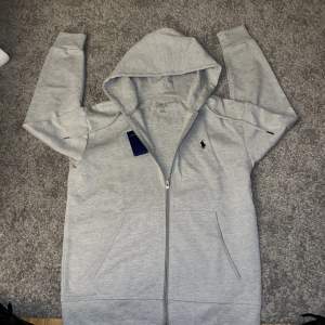 Hel säljer min helt nya Ralph Lauren hoodie som har aldrig varit använd tagsen finns kvar på den och kommer med påse pris kan diskuteras vid snabb affär 